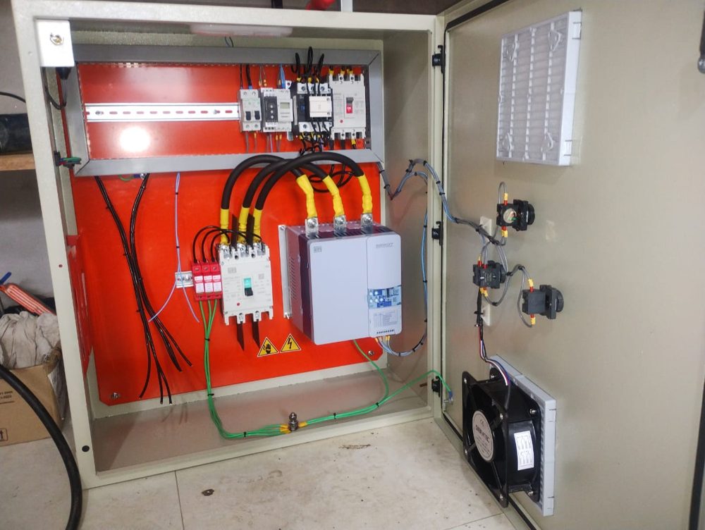 Painel de partida com soft-starter montado pela Völz