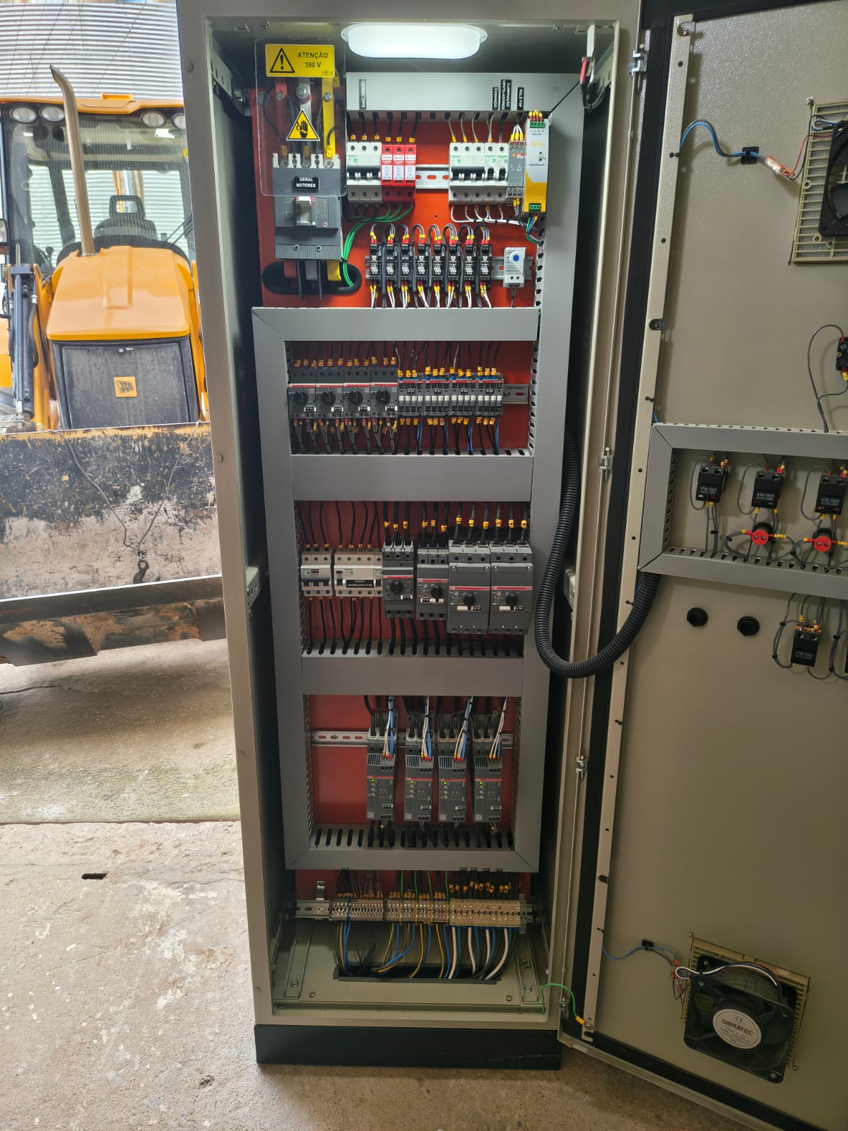Painel modular de comando e potência montado pela Völz
